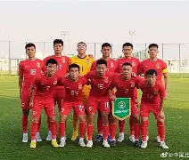 足球赛场再起风云：漠南风暴队读秒绝平天山烈马队，新援首秀制胜中场绞杀压制对手的简单介绍